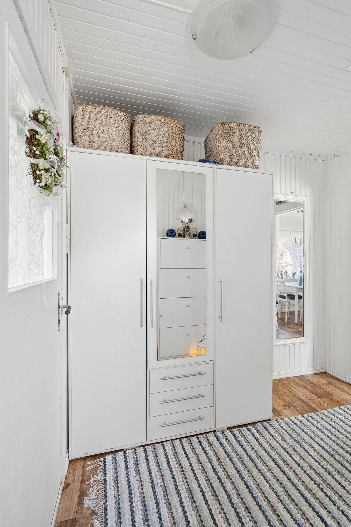 Garderobeskapet i gangen gir ekstra oppbevaringsplass til yttertøy og diverse. Galleribilde