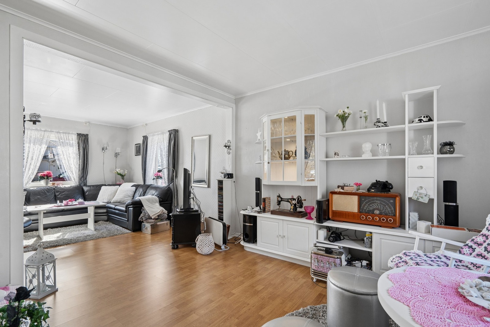 Stuen med plass til ønsket møblement, kan enkelt innredet etter eget ønske og behov. Galleribilde