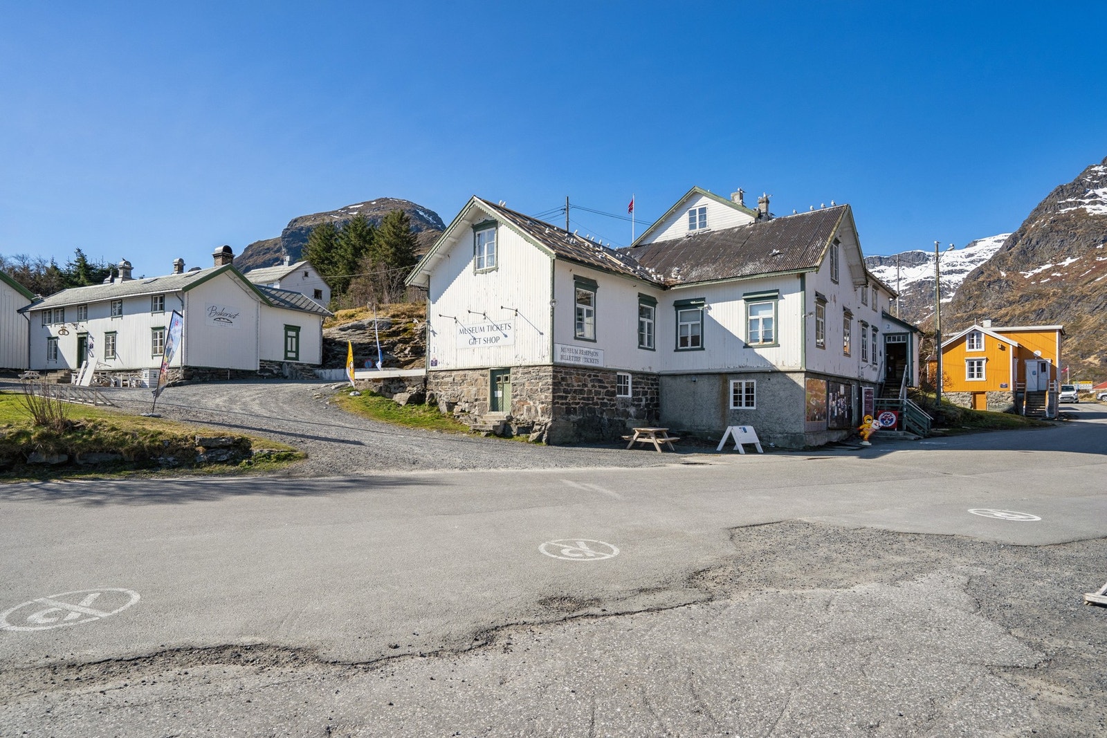 Last ned salgsoppgaven for utfyllende informasjon om eiendommen. Galleribilde