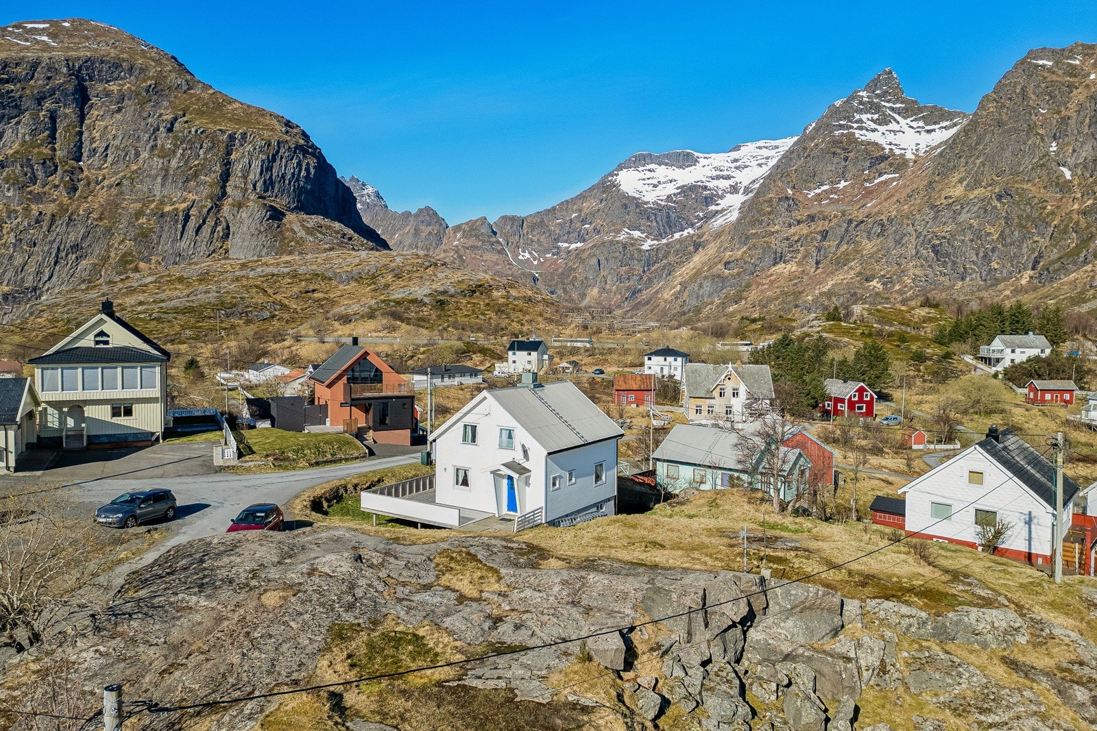 Eiendommen ligger på vakre Å, et gammelt og tradisjonsrikt fiskevær med sjarmerende rorbuer og brygger. Galleribilde