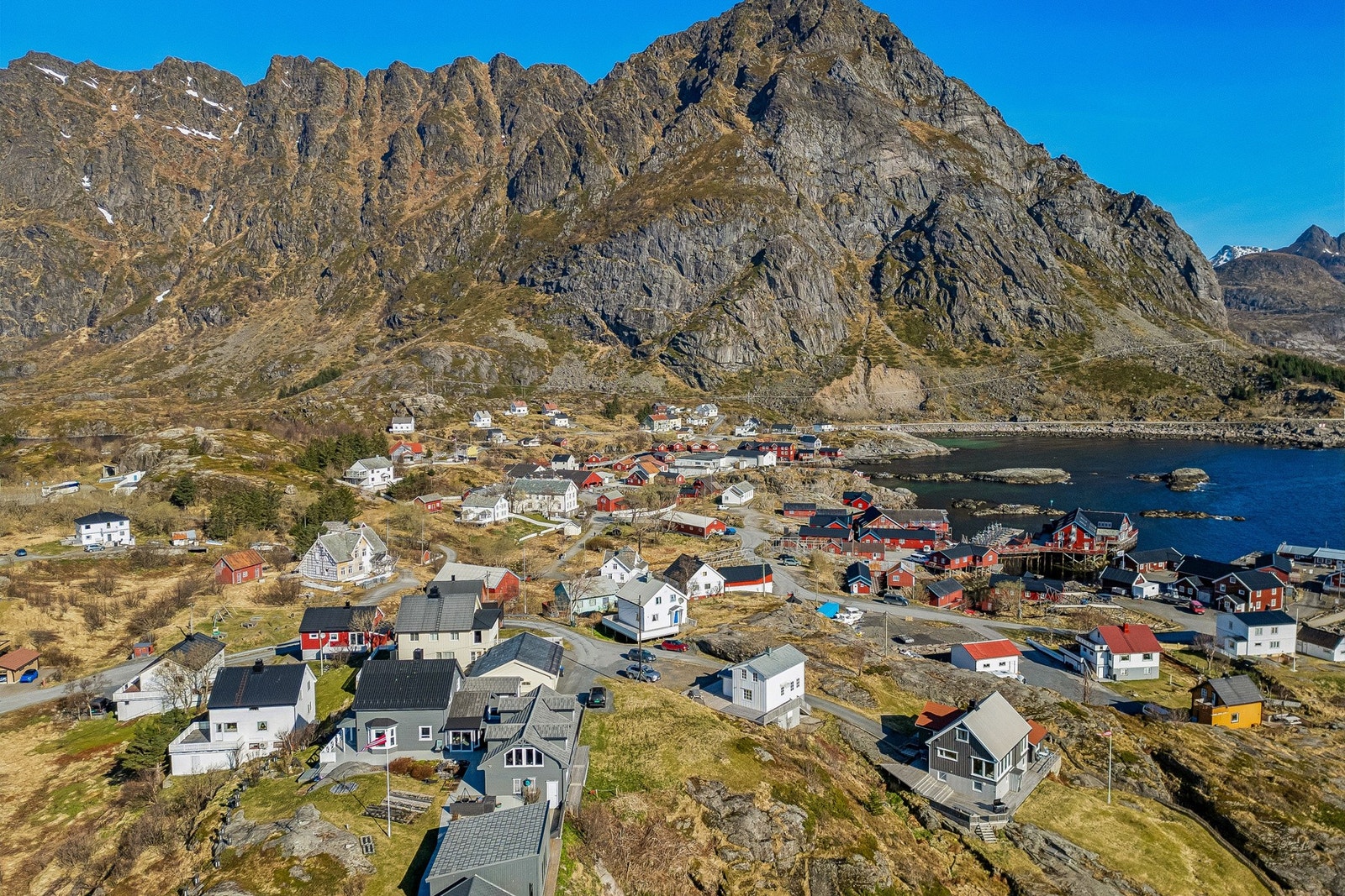 Sørvågen har et godt servicetilbud med skole, barnehage, dagligvarebutikker, svømmehall, lysløype, tannlege, bibliotek, kafé og hotell med restaurant. Galleribilde