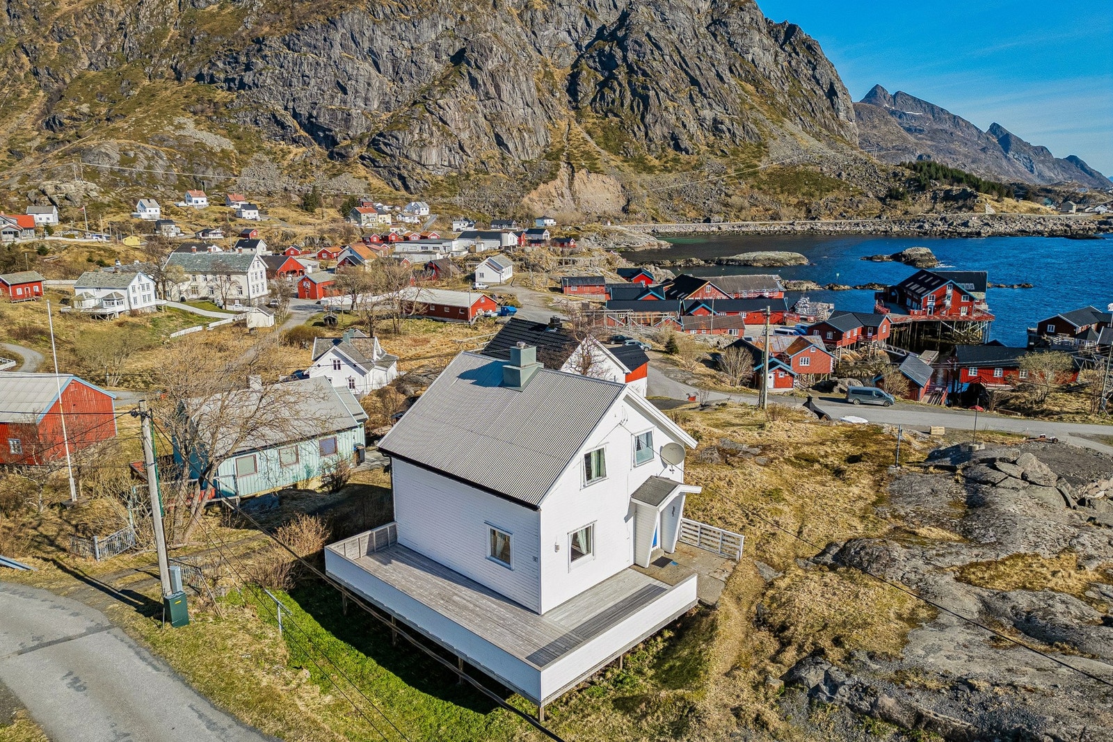 Trivelig enebolig beliggende helt ytterst på vakre Å - midt mellom majestetiske Lofotfjellene og sjøen. Galleribilde