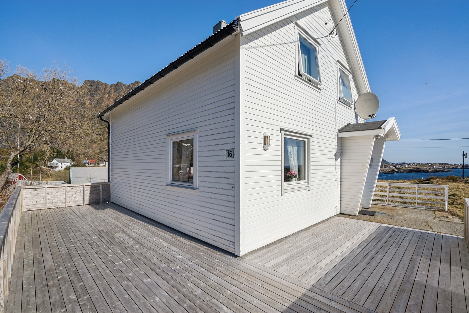 Romslig terrasse med adkomst fra inngangspartiet. Galleribilde