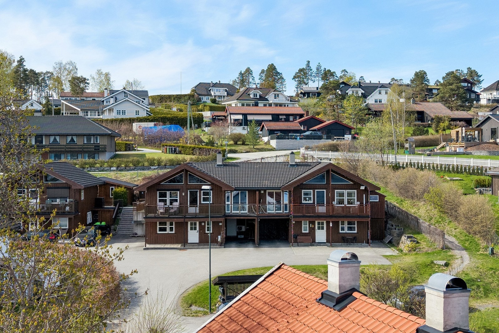 Boligen skiller seg ut i rekken ved å være én av kun to enheter som er tilbygget, noe som gir et større bruksareal og en mer romslig planløsning enn øvrige boliger. Galleribilde
