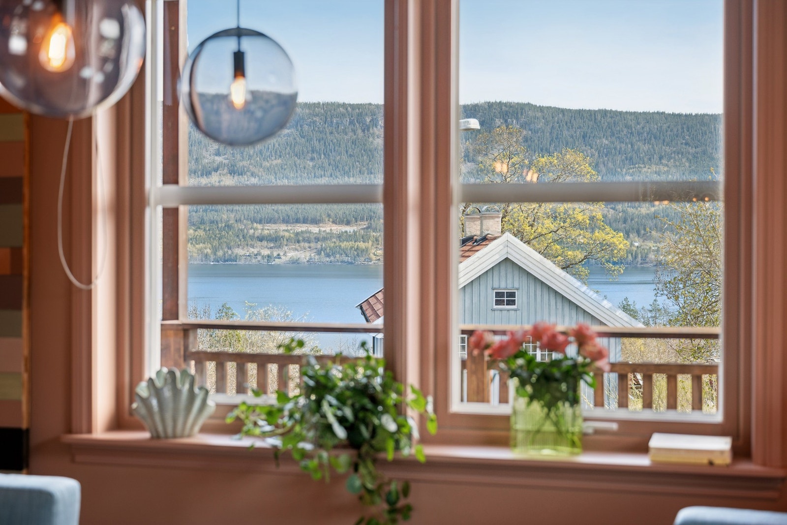 Nyt utsikten til Steinsfjorden fra stuen og balkongen. Galleribilde