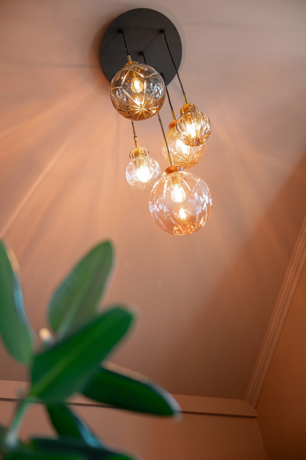 Nydelig taklampe over trappen. Galleribilde