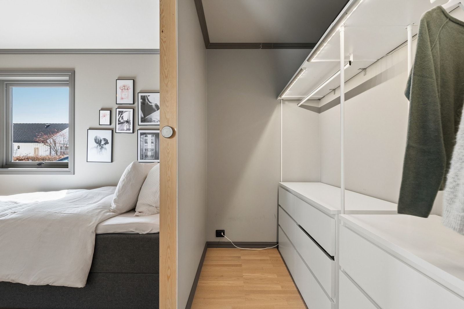 Walk-in closet i tilknytning hovedsoverommet. Galleribilde
