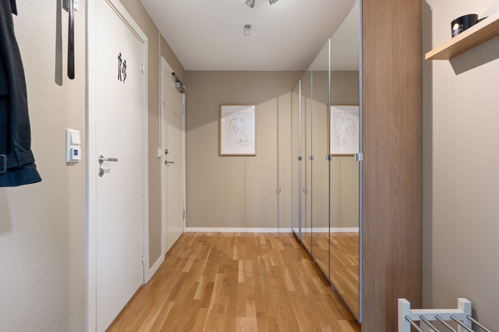 I entréen er det to garderobeskap med masse oppbevaringsplass. Galleribilde
