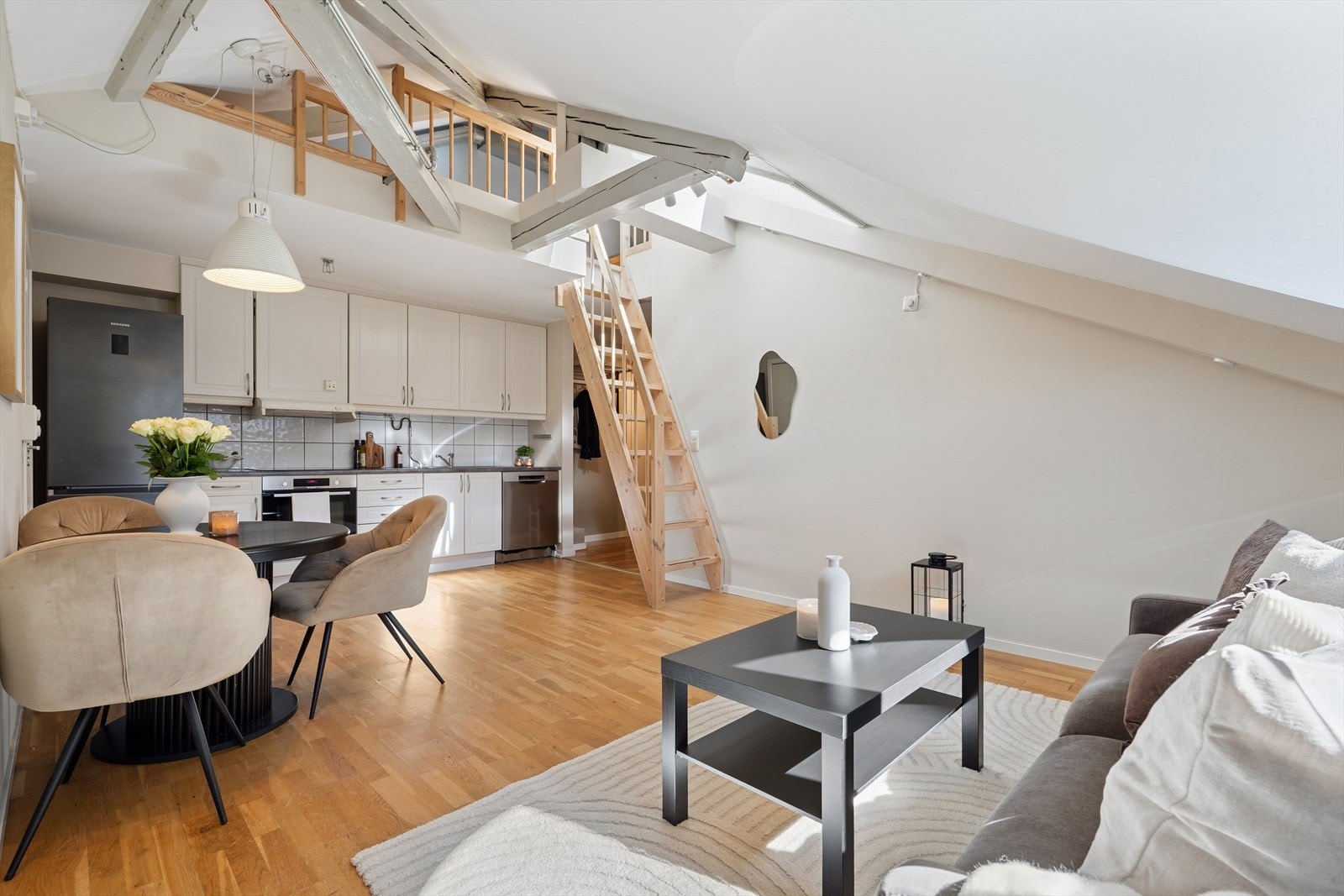 Stuen gir rom for flere møbleringsmuligheter. Galleribilde