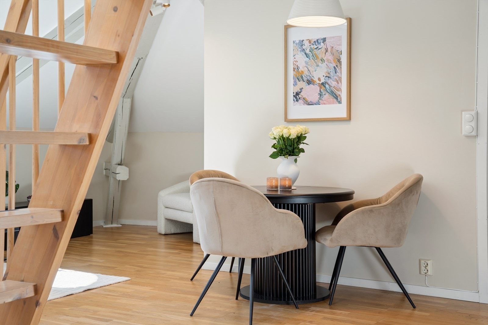 En lys og delikat loftsleilighet på ca. 41 m² med sjarmerende skråtak, takbjelker, buede vinduer og hems. Galleribilde