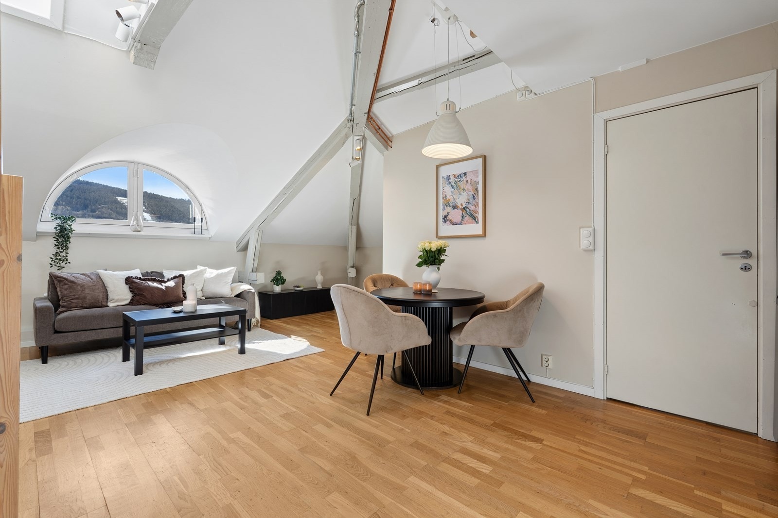 Her er det hyggelig å komme hjem, og hyggelig å invitere gjester. Galleribilde