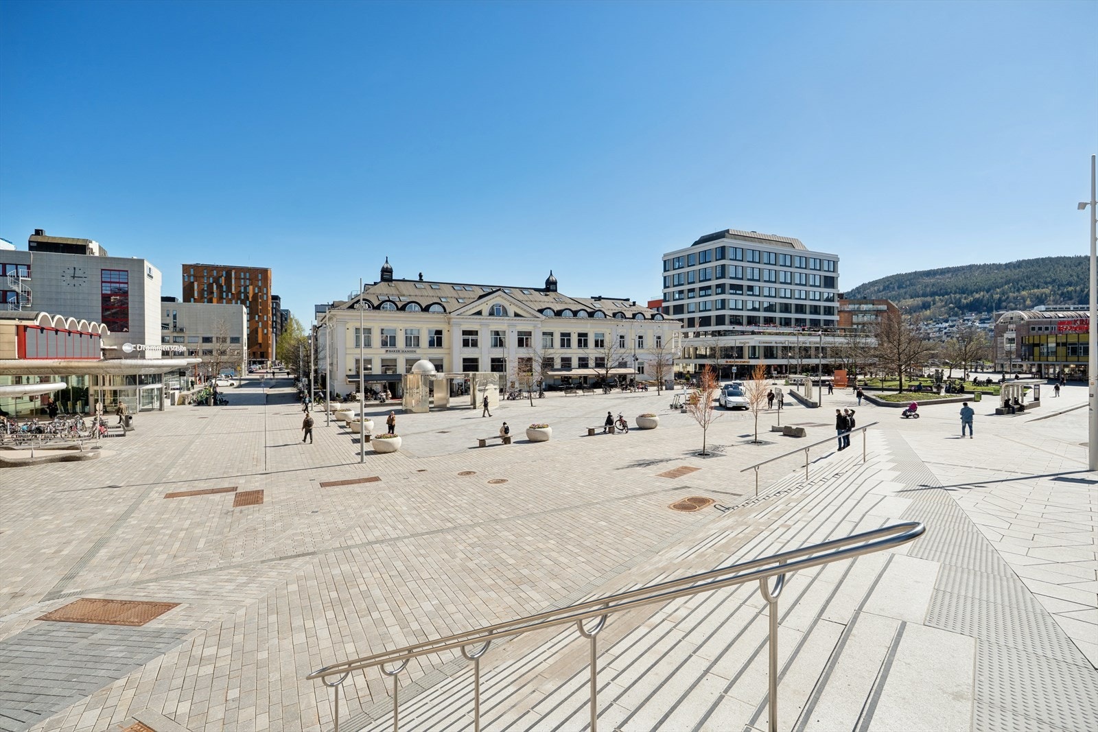 Beliggenheten er ideell med umiddelbar nærhet til tog, buss, butikker, kaféer og elvepromenaden. En perfekt bolig for den som ønsker noe unikt midt i byen. Galleribilde
