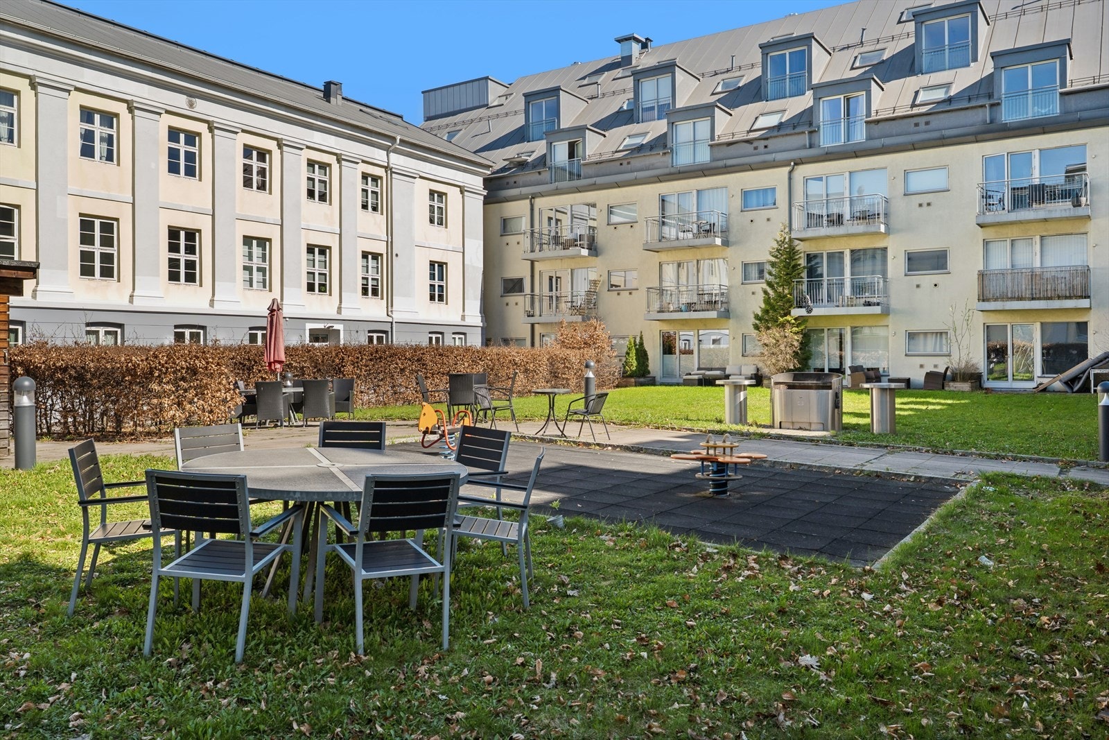 Koselig felles bakgård til bruk for beboerne. Bakgården er lukket/låst. Galleribilde