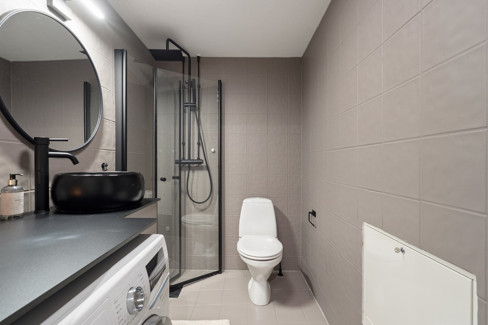 Badet har flislagte overflater med elektriske varmekabler i gulvet. Flisene er malt i regi av nåværende eier og fremstår lunt og delikat. Galleribilde