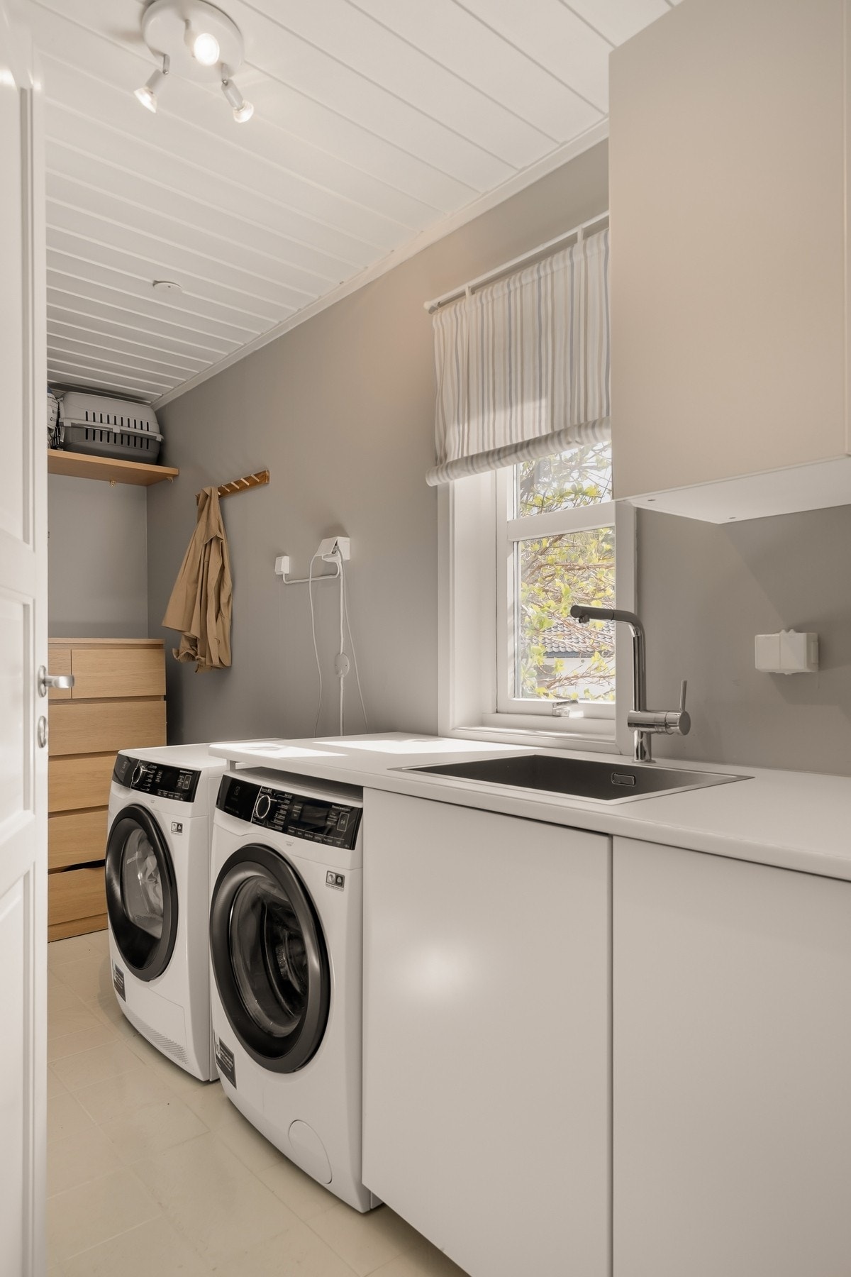 Vaskerommet er også plassert ved vindfang. Innredning fra 2024 Galleribilde
