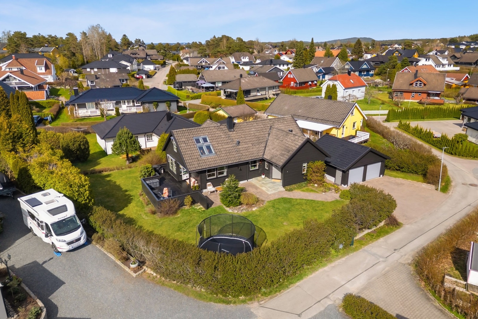 Kort vei til marka, barnehager, skole og Begby Senteret Galleribilde