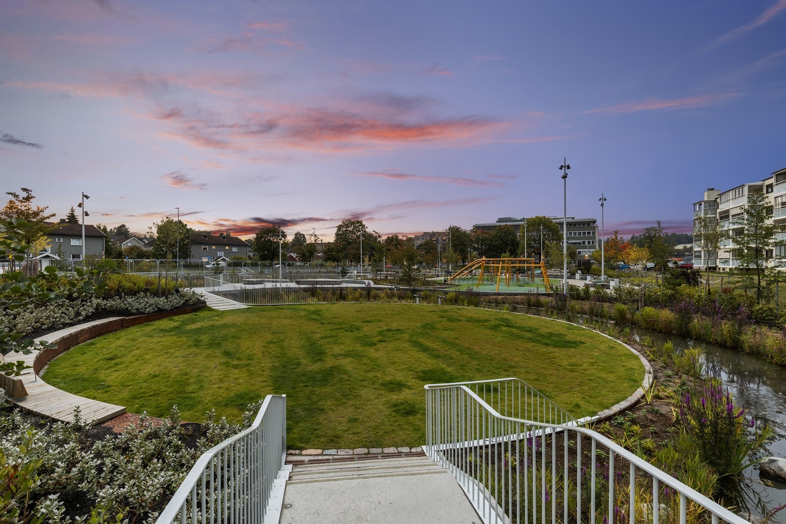 Nærområdet byr på flotte grøntområder som den nylig oppgraderte Skårerparken, samt nærhet til turmuligheter i Østmarka. Galleribilde