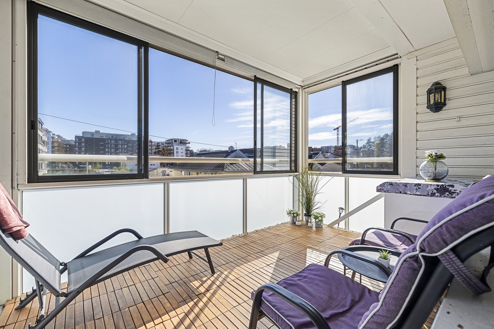 Den innglassede balkongen på 10 m² utvider stuen og fungerer som et lunt oppholdsrom store deler av året. Galleribilde