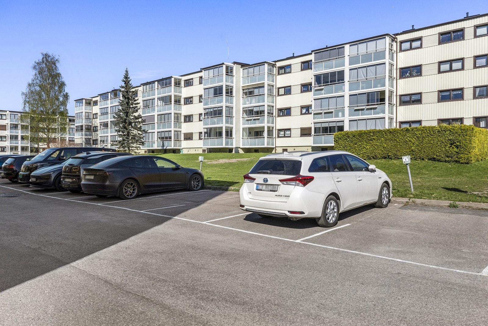 Borettslaget disponerer parkeringsplasser, inkludert plasser for elbillading. Galleribilde