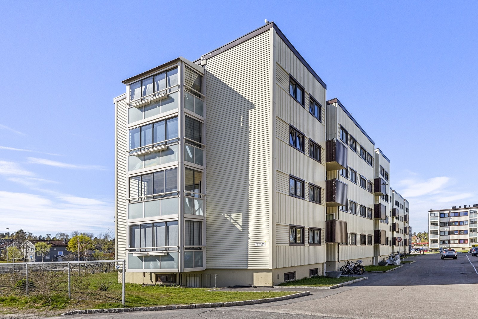 Leiligheten ligger i en lavblokk fra 1962, i det veletablerte og veldrevne Skårer I Borettslag. Galleribilde