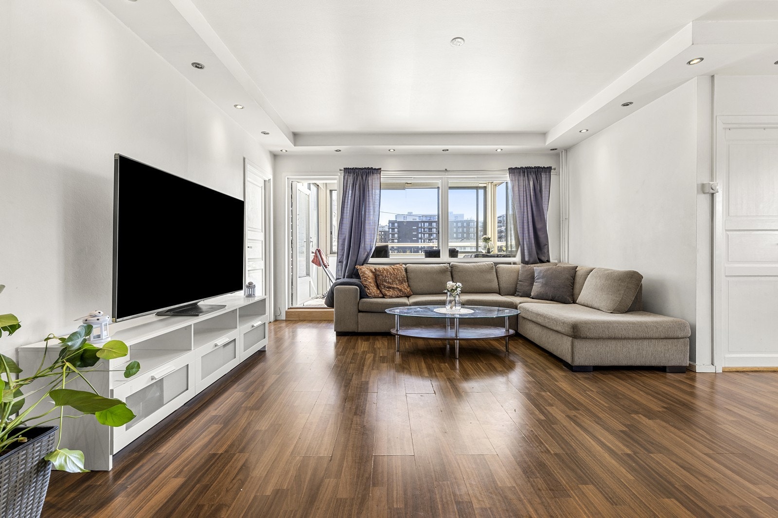 Nedsenket himling med downlights gir en jevn og behagelig belysning i stuen. Galleribilde
