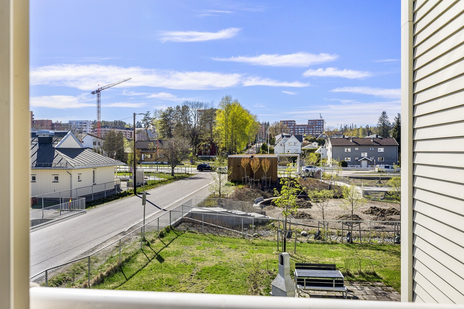 Utsikt over rolige og grønne fellesområder i et veletablert nabolag. Galleribilde