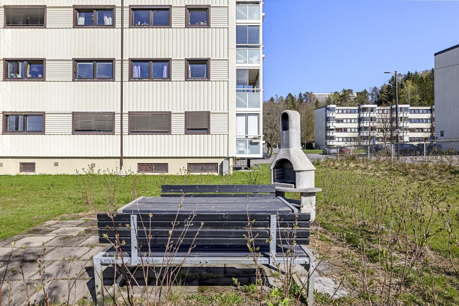 Fellesarealene er pent opparbeidet med grøntområder og grillplass for beboerne. Galleribilde