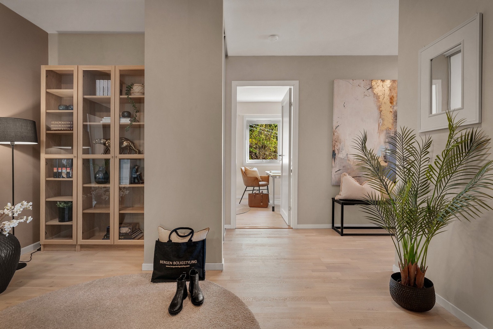 Det er rikelig med plass til oppbevaring i flere skap. Galleribilde