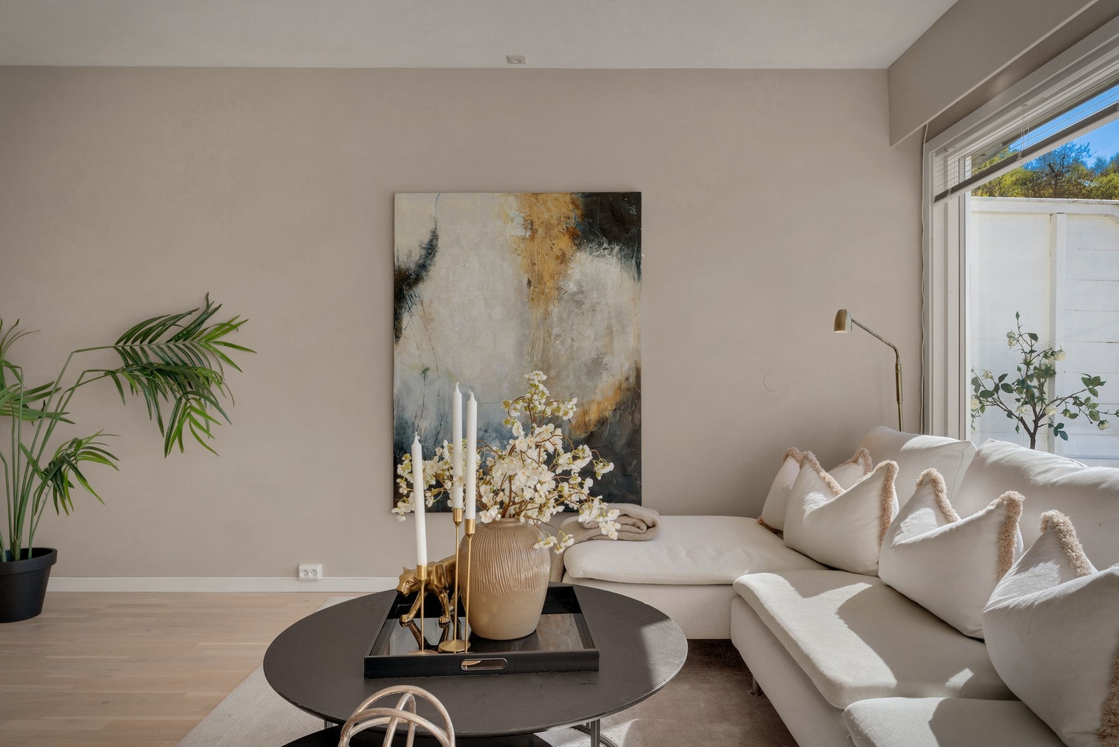 Boligen er malt i lune og tidsriktige farger, og gulvet er belagt med eikeparkett. Galleribilde
