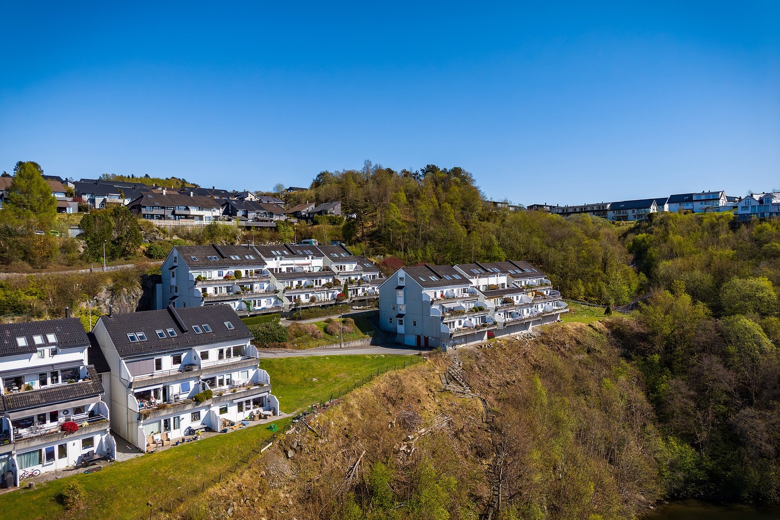 Det er kort vei til bybanen gjennom en snarvei som går fra hjørnet av bildet. Galleribilde