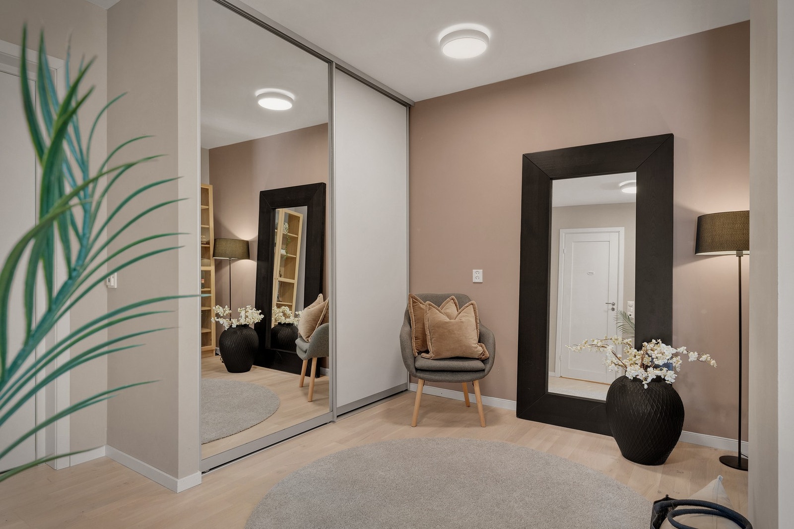 En romslig entrè ønsker deg velkommen inn i boligen. Galleribilde