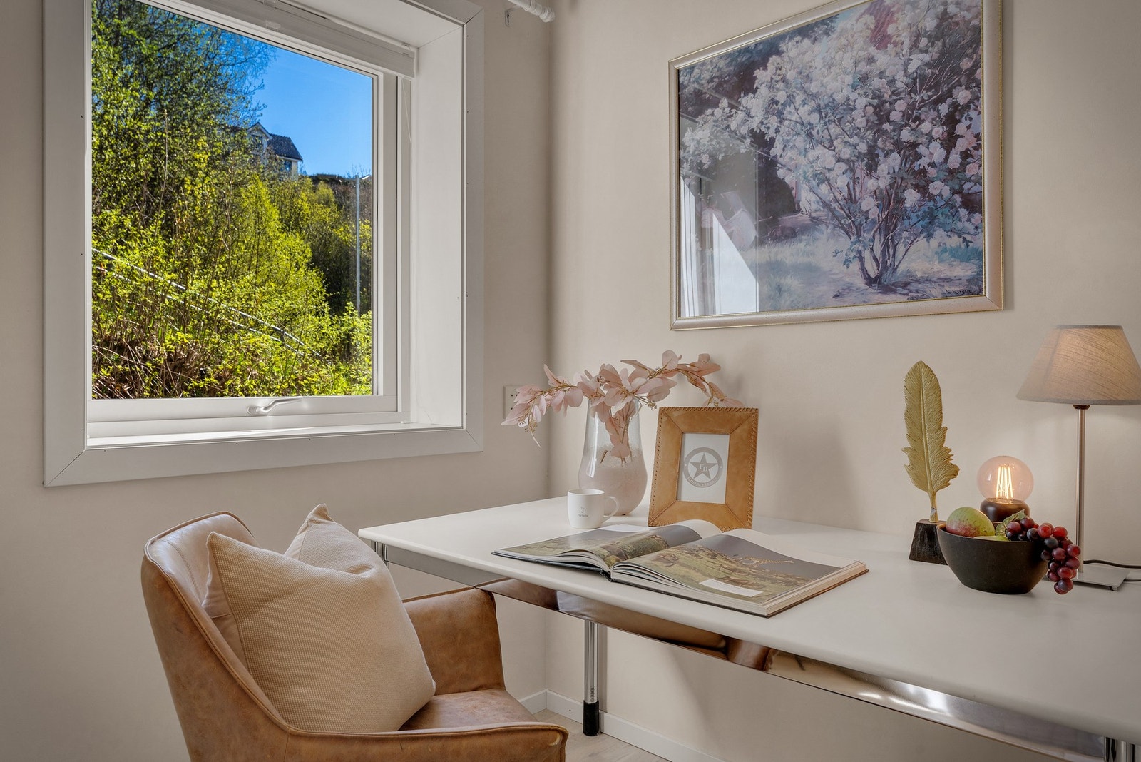 God plass til ønsket møblering av seng, skrivebord, kommode, skap m.m. Galleribilde