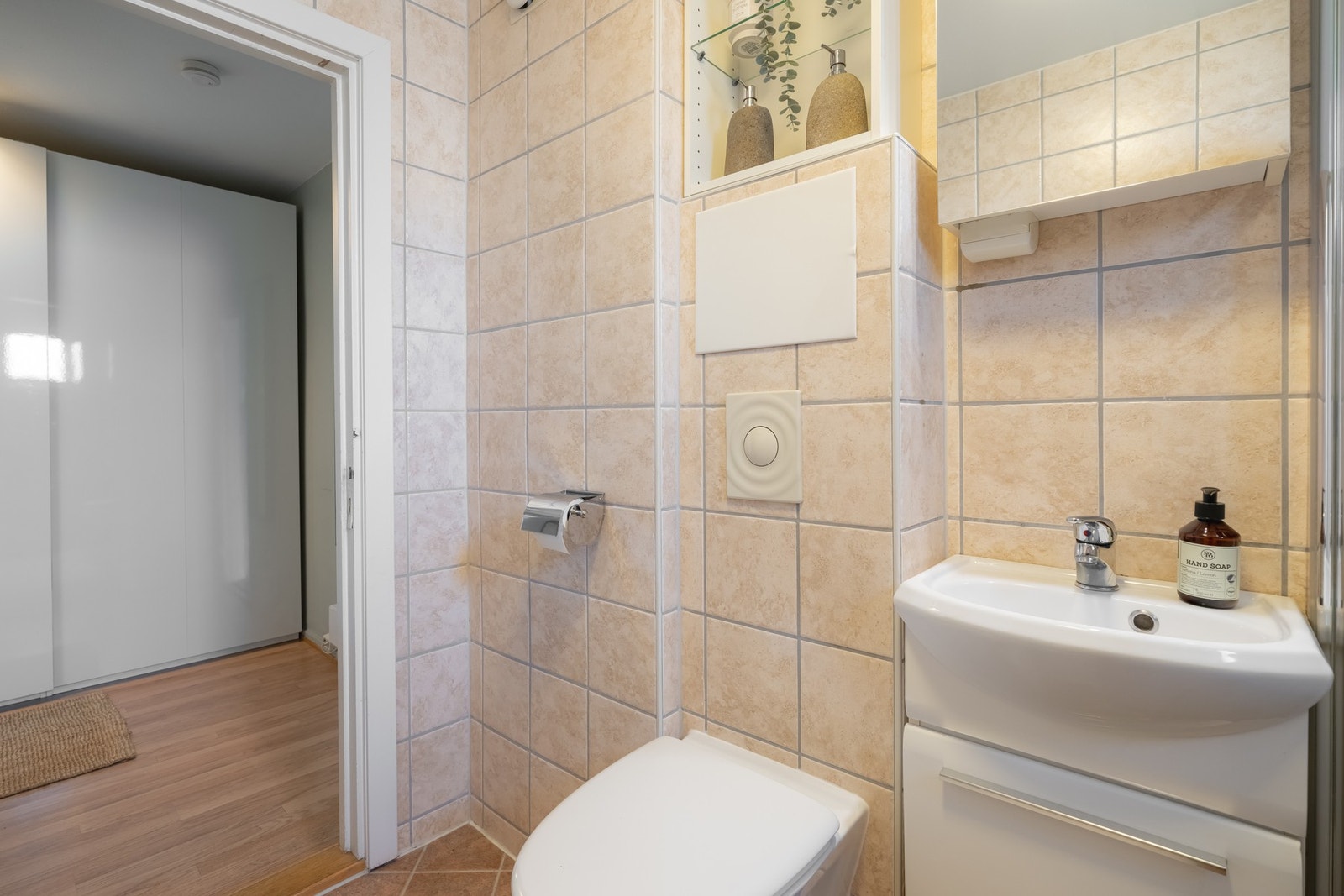 På badet er det opplegg for vaskemaskin. Vaskemaskinen medfølger ved salg. Galleribilde