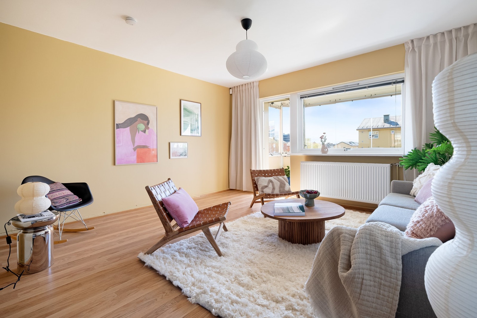 Videre trekker vi inn i boligens oppholdsrom. Galleribilde