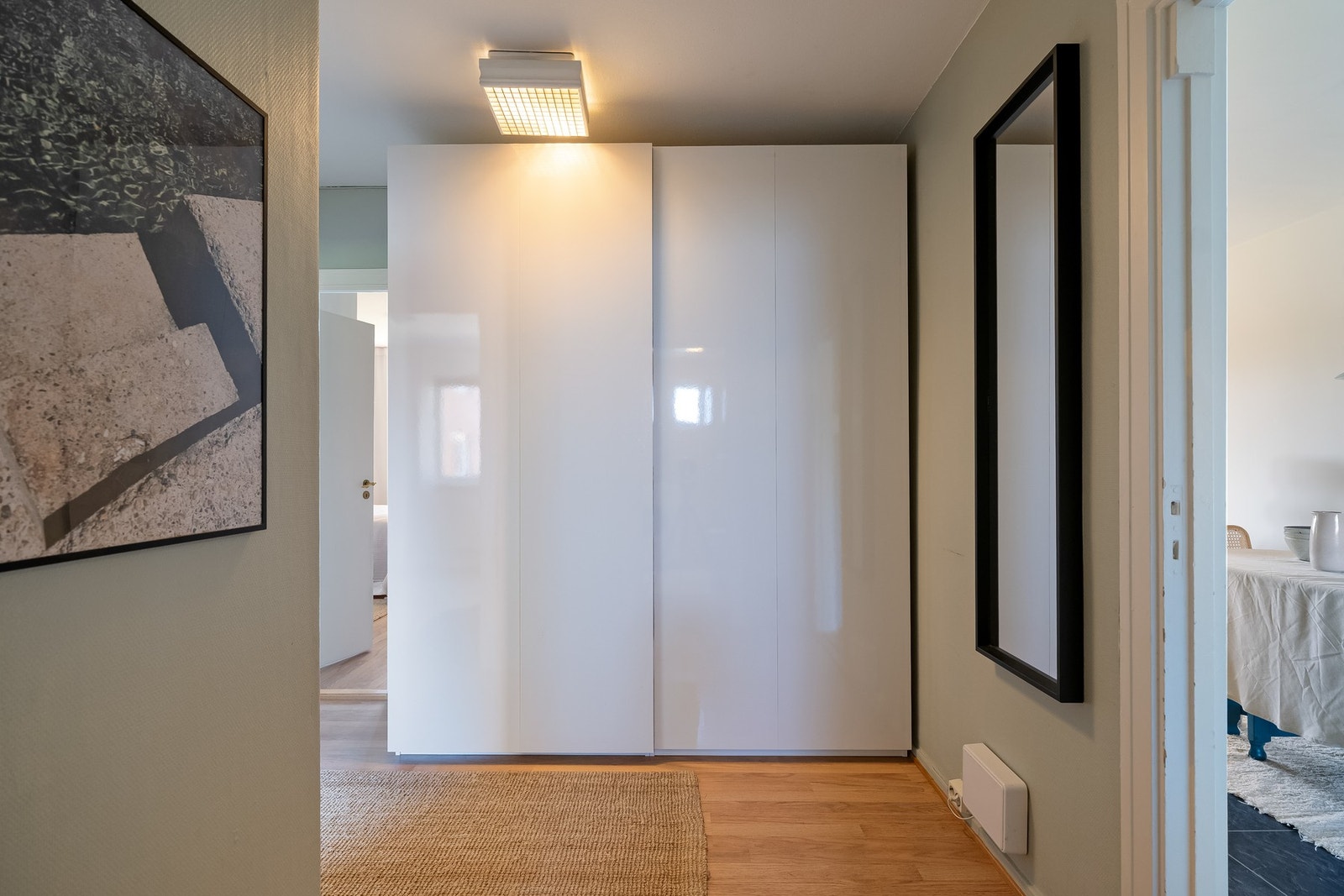 Her møtes du av en lys og romslig entré som gir et umiddelbart godt førsteinntrykk. Galleribilde
