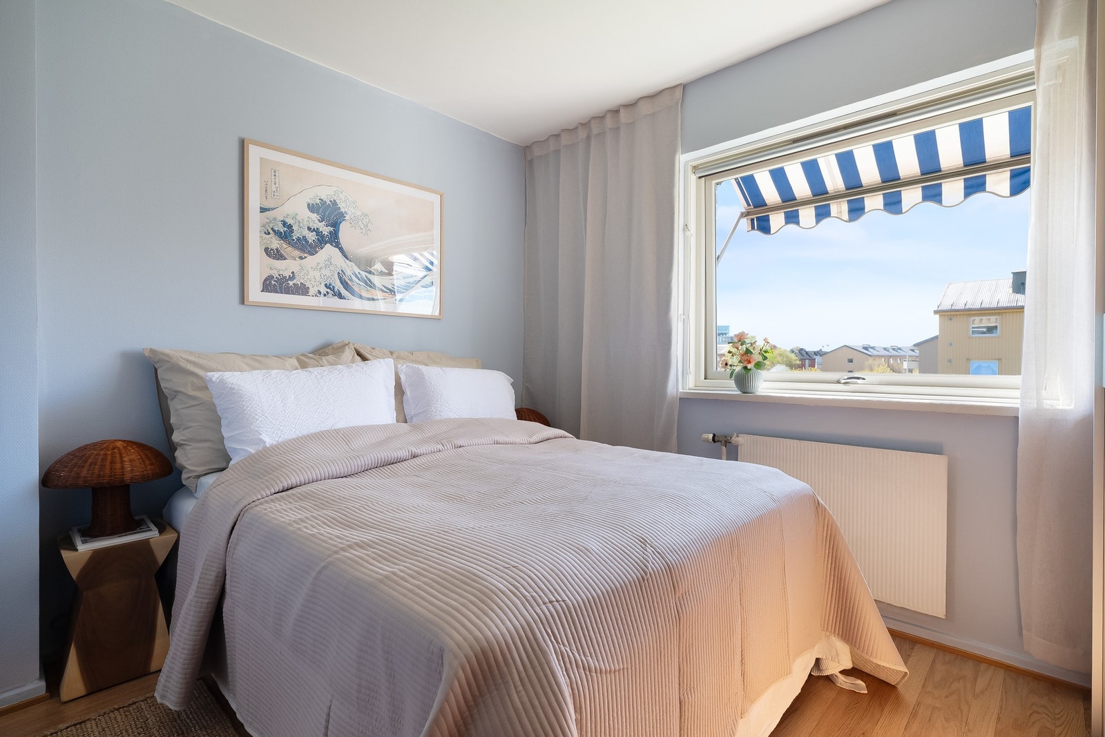 På hovedsoverommet har du plass til dobbeltseng, nattbord, samt en stor skyvedørsgarderobe. Galleribilde