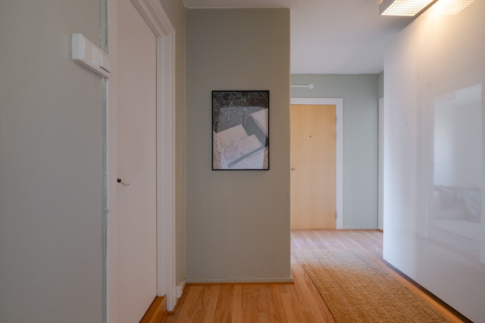 I entreen er det en stor skyvedørsgarderobe med god plass til oppbevaring av yttertøy. Det er i tillegg fin plass til blant annet knaggrekker, skoskap og speil. Galleribilde