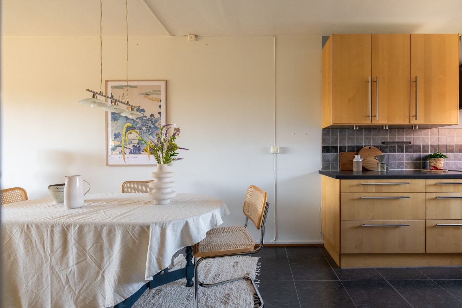 Videre er det fin plass for spisebord hvor venner og familie kan samles til hyggelige sammenkomster. Galleribilde