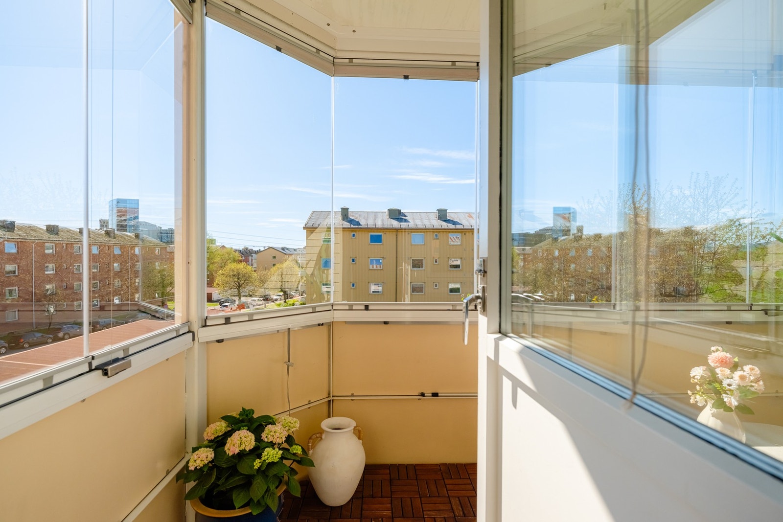Balkongen blir som en naturlig forlengelse av stuen gjennom sommerhalvåret. Galleribilde