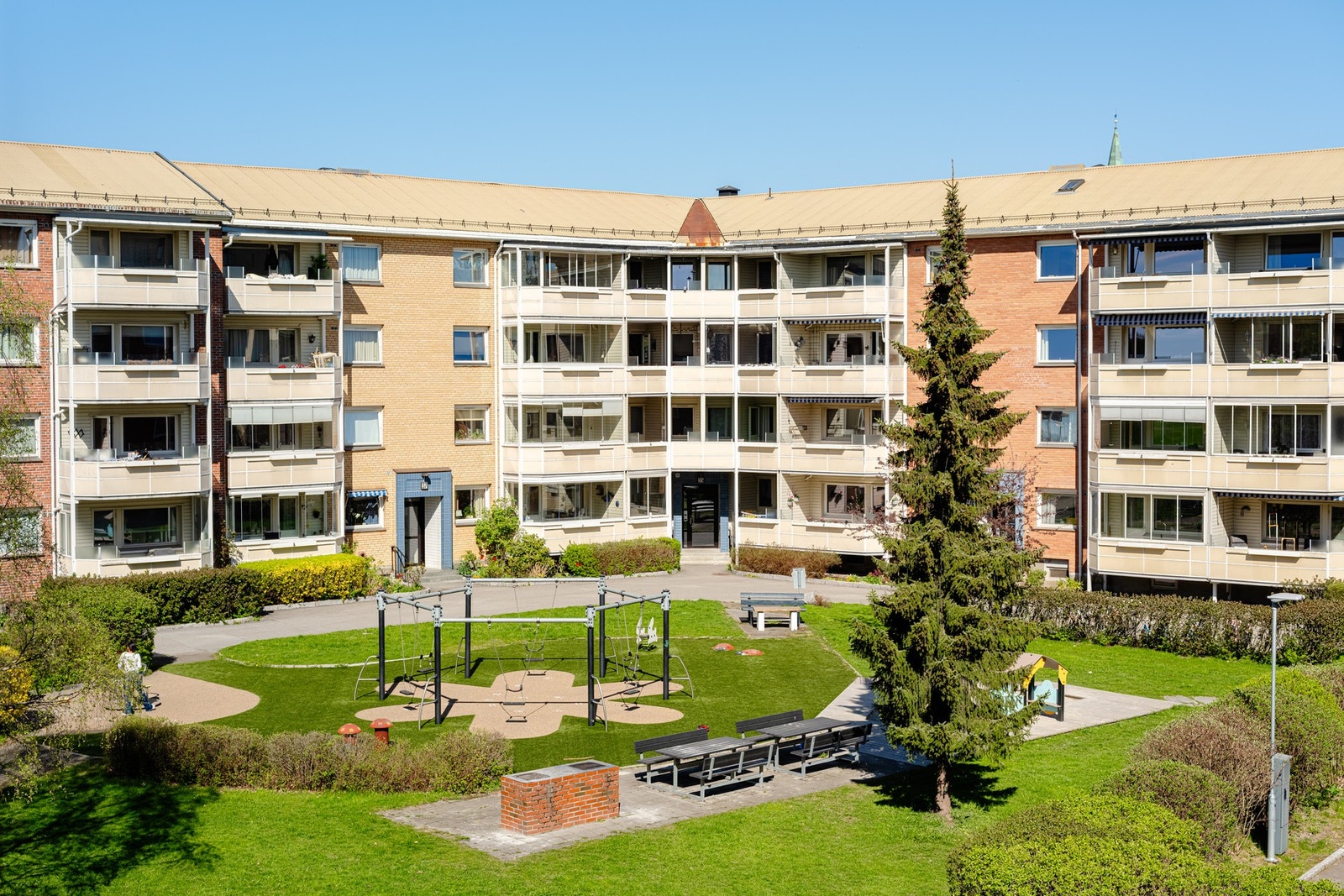 I hvert kvartal i borettslaget er det lekeareal og grillområde med benker og bord. Galleribilde