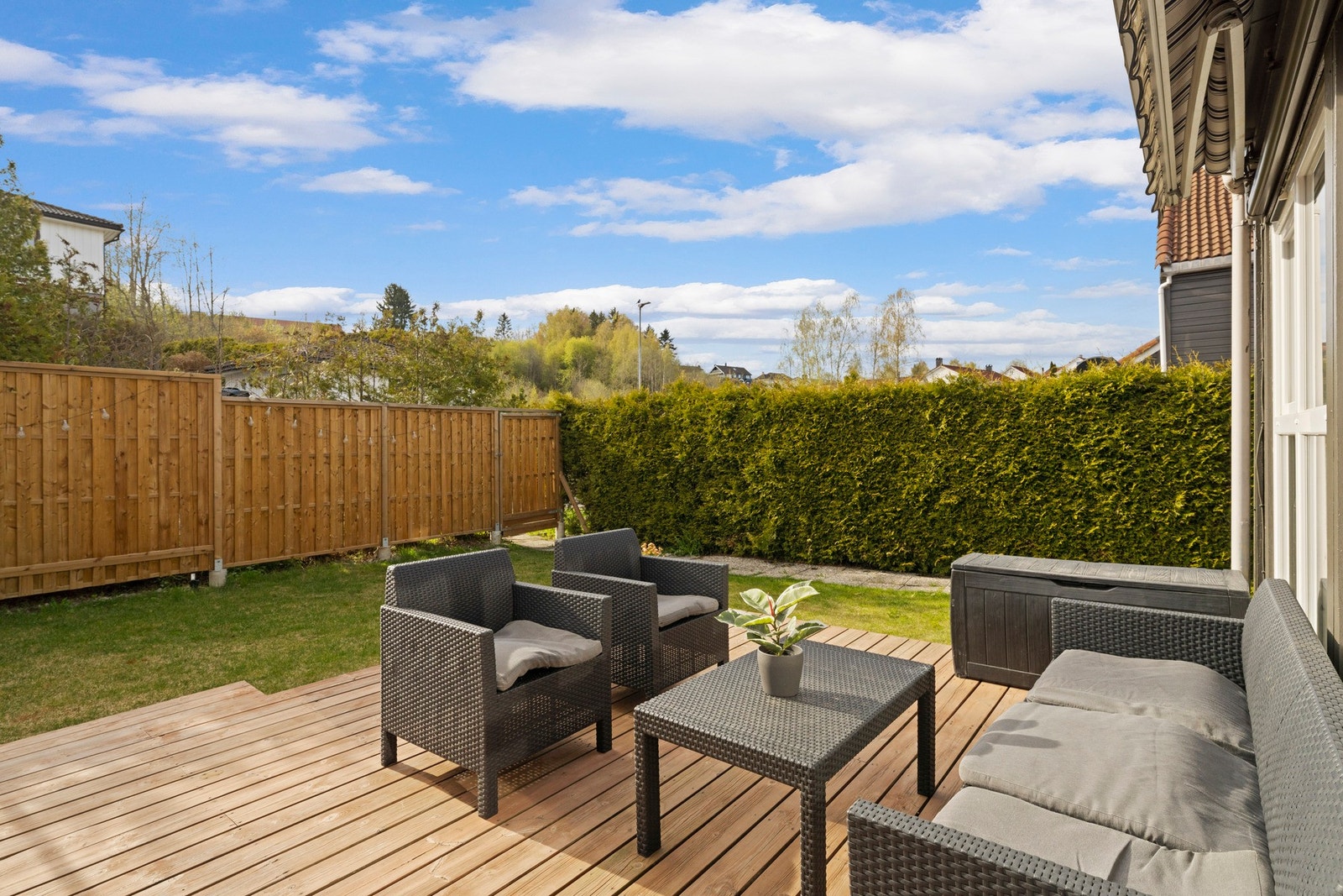 Flotte uteområder med terrasse og hage. Galleribilde