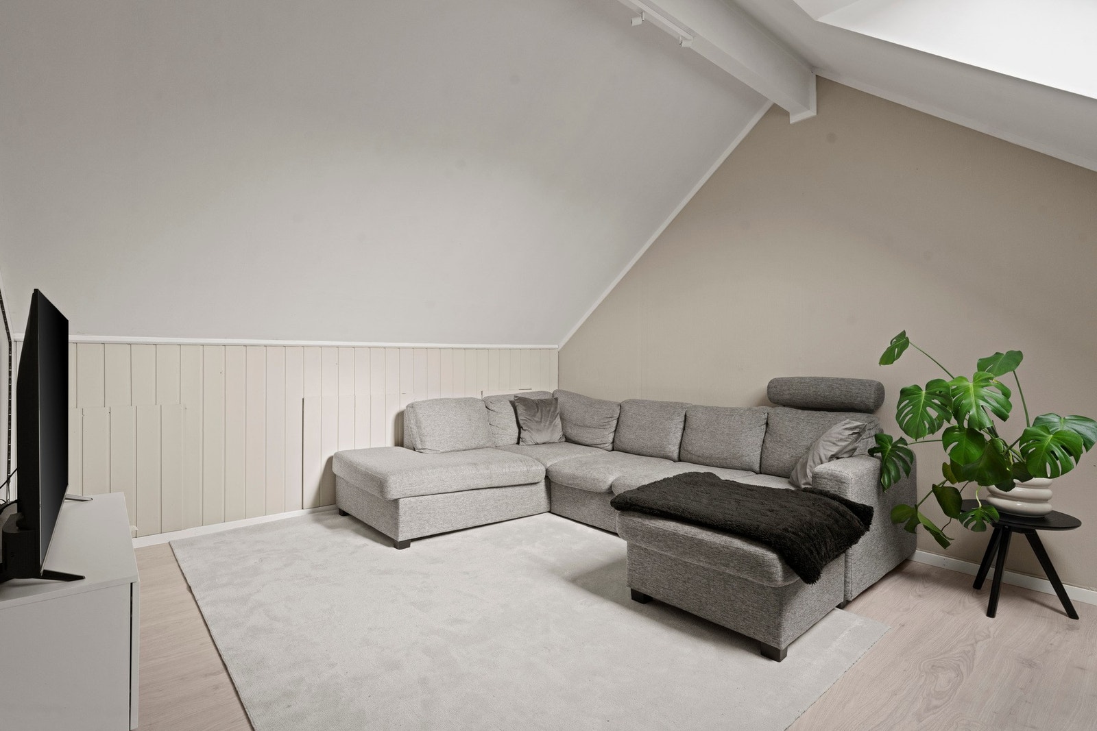 Loftet er i dag innredet som loftsstue/gjesterom Galleribilde