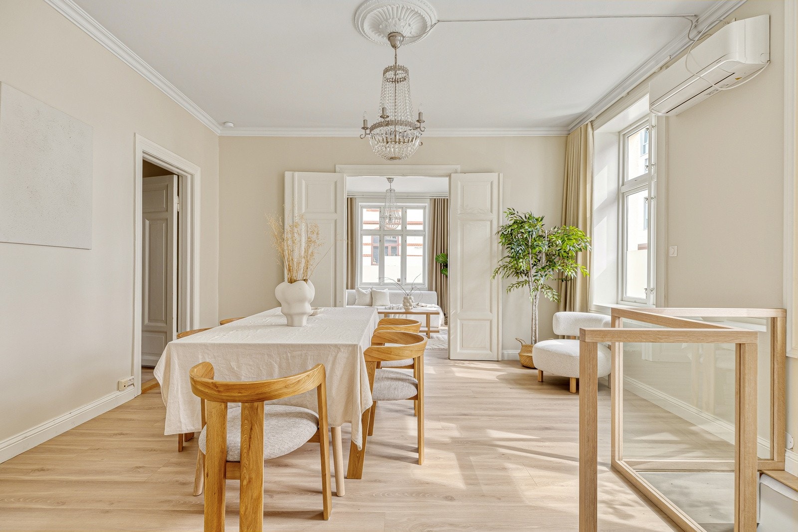 God plass til stort spisestuebord Galleribilde
