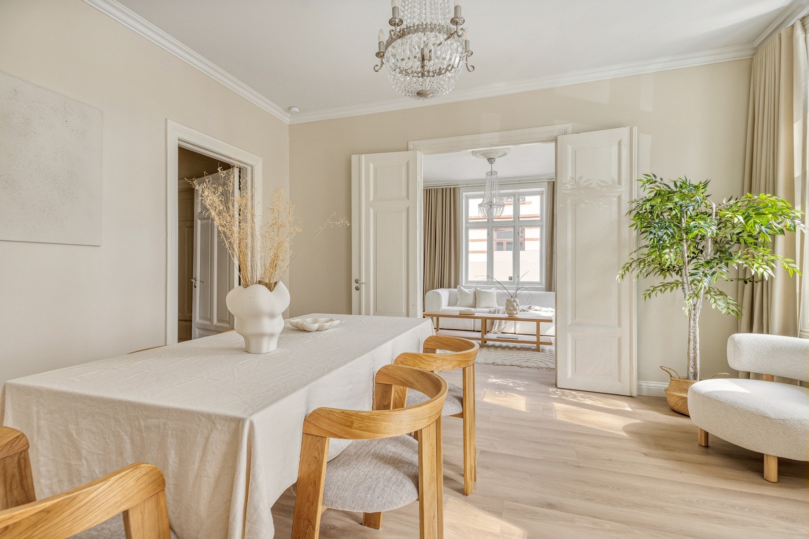 God plass til stort spisestuebord Galleribilde