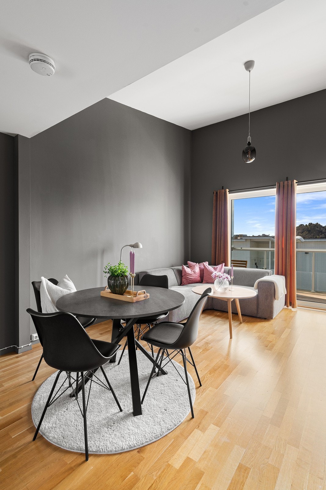 Det er god plass til spisebord i tilknytning til kjøkkenet, slik at måltidene enkelt kan nytes i samme område. Galleribilde