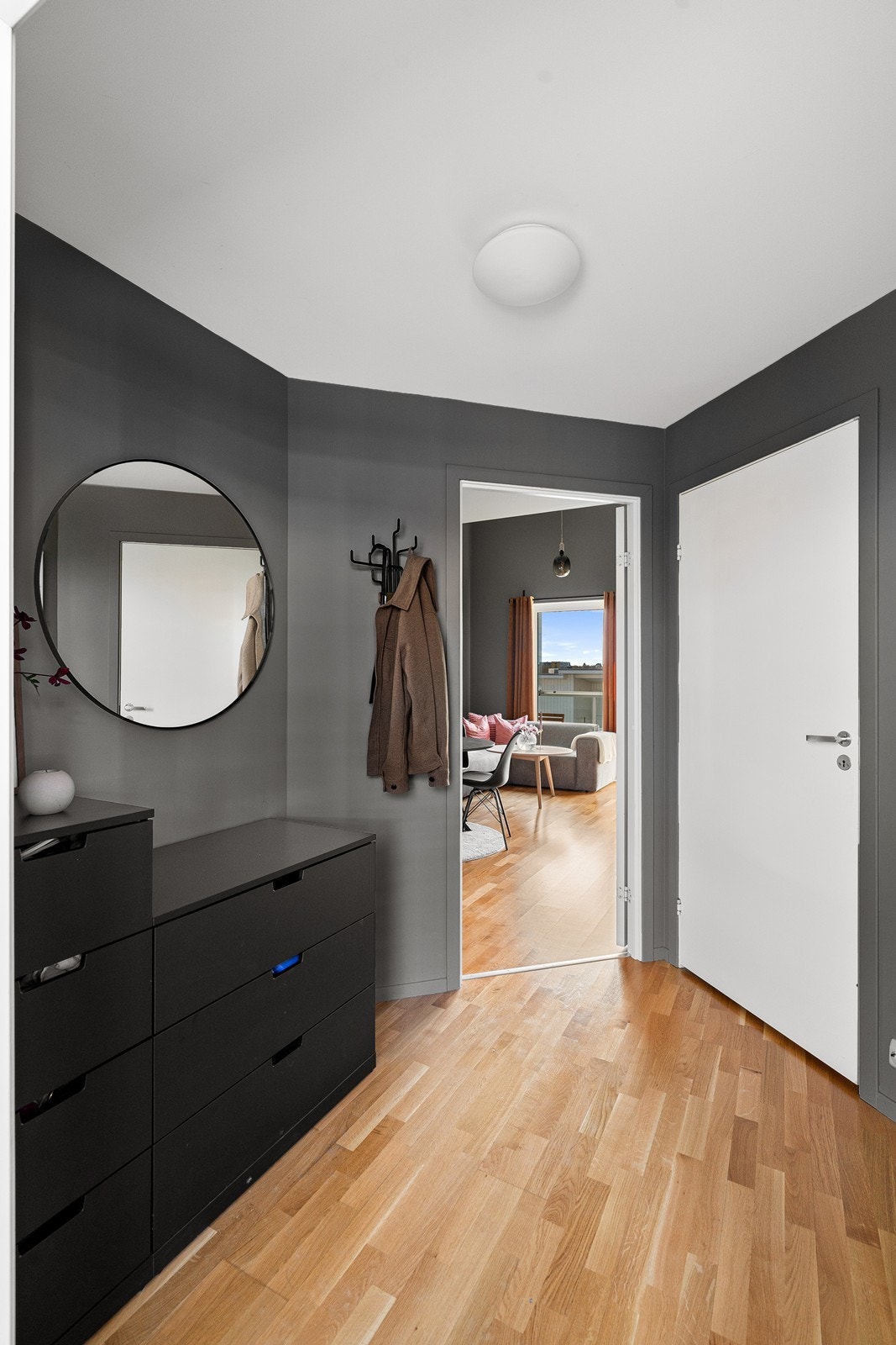 Velkommen inn! Fra gangen er det enkel tilgang til alle rom i boligen, noe som gir en praktisk planløsning. Galleribilde
