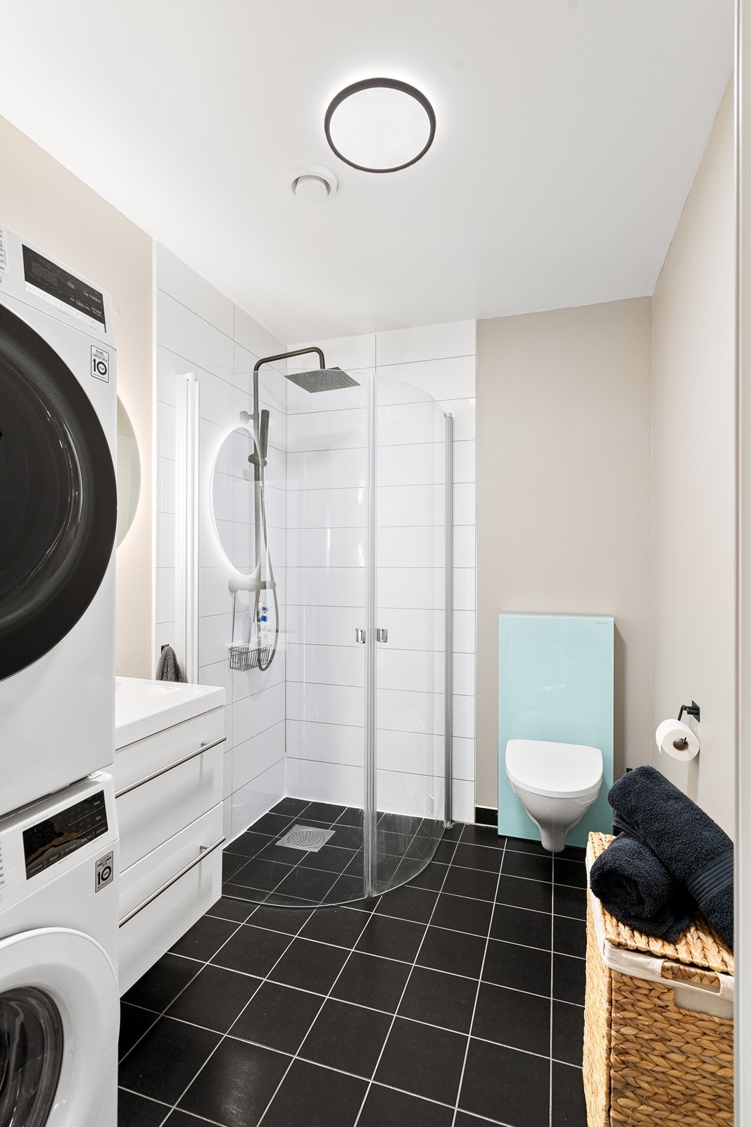 Badet har vegghengt toalett, og dusjen har skyvedører som kan trekkes til side for en mer åpen og praktisk løsning. Galleribilde