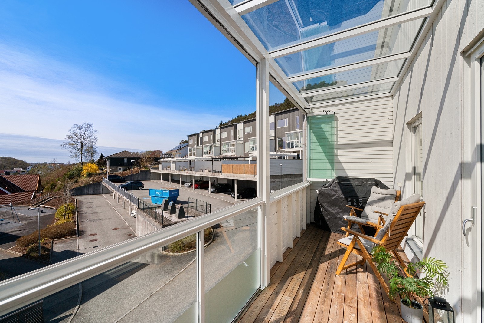 Den sørvestvendte, innglassede balkongen inviterer til et lunt uterom med mange muligheter. Her kan du skape din egen oase med loungemøbler, grønne planter eller et spisebord - badet i sol og med en lun atmosfære store deler av året. Galleribilde