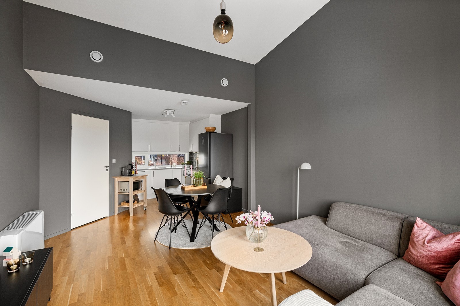 Kjøkken og stue er samlet i en åpen løsning som gir en luftig og sosial atmosfære, perfekt for både hverdagsliv og besøk. Galleribilde