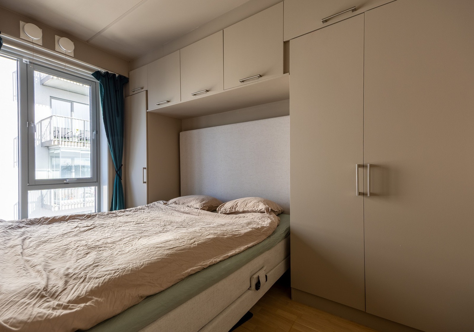 Det er god plass til stor seng, samt plassbygd garderobeskap. Galleribilde